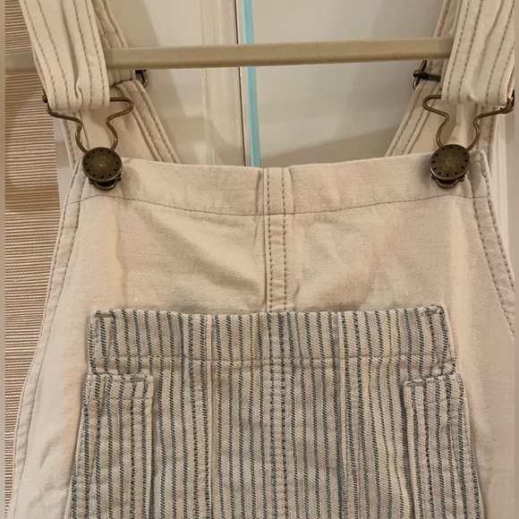 The cut off overall. This is an oversized overall so it can really fit xs/s/m - Picture 4 of 5